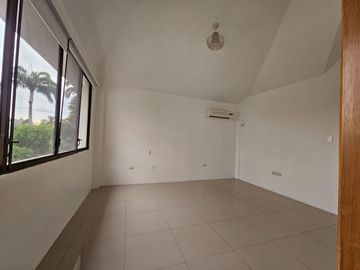 ALQUILER CASA EN URBANIZACION LAGUNA DORADA - SAMBORONDON - KM 1.5