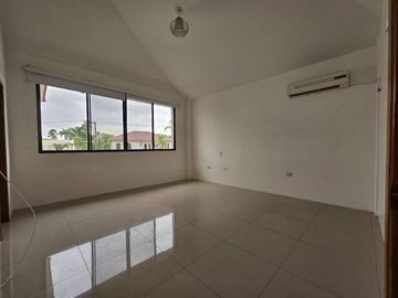 ALQUILER CASA EN URBANIZACION LAGUNA DORADA - SAMBORONDON - KM 1.5