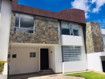 Casa en venta 3 dormitorios de 2 pisos en Santa Lucia norte de Quito