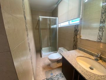 Casa en venta 3 dormitorios de 2 pisos en Santa Lucia norte de Quito