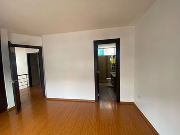 Casa en venta 3 dormitorios de 2 pisos en Santa Lucia norte de Quito