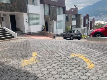 Casa en venta 3 dormitorios de 2 pisos en Santa Lucia norte de Quito