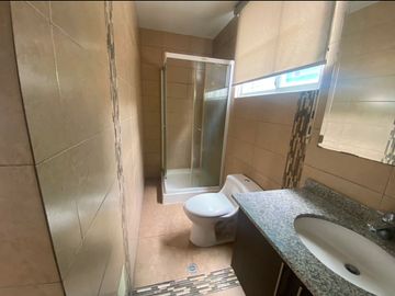 Casa en venta 3 dormitorios de 2 pisos en Santa Lucia norte de Quito