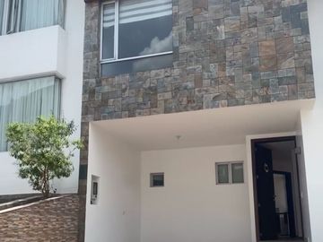Casa en venta 3 dormitorios de 2 pisos en Santa Lucia norte de Quito