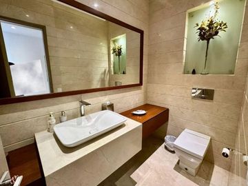 En venta lujosa y moderna casa en Lagos del Batan, Plaza Lagos, Samborondon