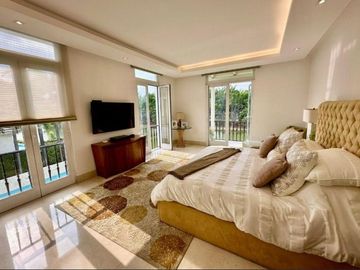 En venta lujosa y moderna casa en Lagos del Batan, Plaza Lagos, Samborondon