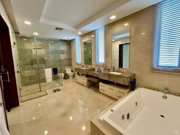 En venta lujosa y moderna casa en Lagos del Batan, Plaza Lagos, Samborondon
