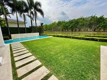 En venta lujosa y moderna casa en Lagos del Batan, Plaza Lagos, Samborondon
