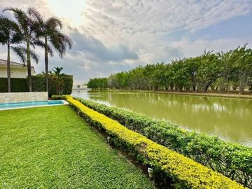 En venta lujosa y moderna casa en Lagos del Batan, Plaza Lagos, Samborondon