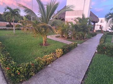 CASA EN VENTA EN ESQUINA 3 RECAMARAS 3 BAÑOS CON ALBERCA, AREAS VERDES EN MERIDA YUCATAN