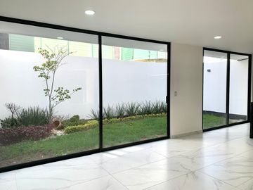 CASA CON 4 RECÁMARAS, 1 EN PLANTA BAJA EN LOMAS DE ANGELÓPOLIS