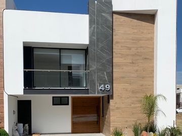 CASA CON 4 RECÁMARAS, 1 EN PLANTA BAJA EN LOMAS DE ANGELÓPOLIS