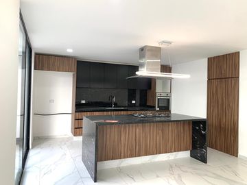 CASA CON 4 RECÁMARAS, 1 EN PLANTA BAJA EN LOMAS DE ANGELÓPOLIS