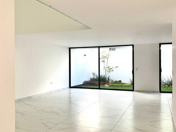 CASA CON 4 RECÁMARAS, 1 EN PLANTA BAJA EN LOMAS DE ANGELÓPOLIS