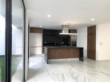 CASA CON 4 RECÁMARAS, 1 EN PLANTA BAJA EN LOMAS DE ANGELÓPOLIS