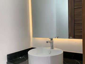 CASA CON 4 RECÁMARAS, 1 EN PLANTA BAJA EN LOMAS DE ANGELÓPOLIS