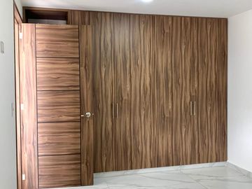 CASA CON 4 RECÁMARAS, 1 EN PLANTA BAJA EN LOMAS DE ANGELÓPOLIS