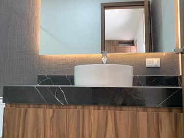 CASA CON 4 RECÁMARAS, 1 EN PLANTA BAJA EN LOMAS DE ANGELÓPOLIS