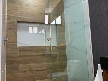CASA CON 4 RECÁMARAS, 1 EN PLANTA BAJA EN LOMAS DE ANGELÓPOLIS