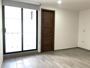 CASA CON 4 RECÁMARAS, 1 EN PLANTA BAJA EN LOMAS DE ANGELÓPOLIS