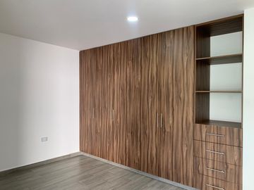 CASA CON 4 RECÁMARAS, 1 EN PLANTA BAJA EN LOMAS DE ANGELÓPOLIS