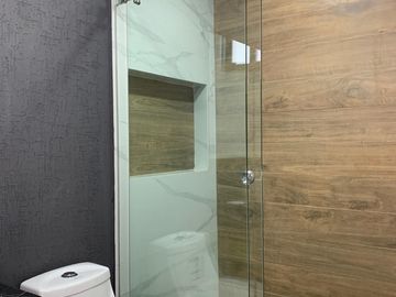 CASA CON 4 RECÁMARAS, 1 EN PLANTA BAJA EN LOMAS DE ANGELÓPOLIS