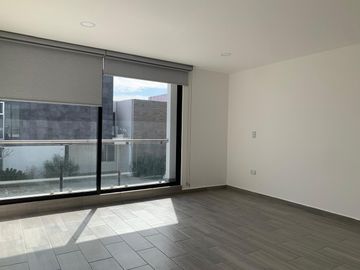 CASA CON 4 RECÁMARAS, 1 EN PLANTA BAJA EN LOMAS DE ANGELÓPOLIS