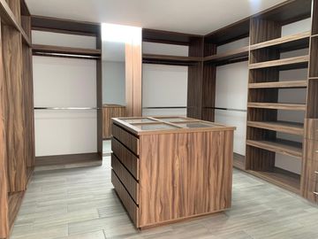 CASA CON 4 RECÁMARAS, 1 EN PLANTA BAJA EN LOMAS DE ANGELÓPOLIS