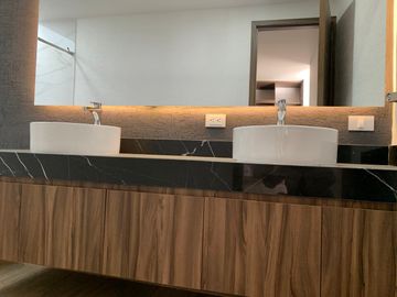 CASA CON 4 RECÁMARAS, 1 EN PLANTA BAJA EN LOMAS DE ANGELÓPOLIS