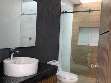 CASA CON 4 RECÁMARAS, 1 EN PLANTA BAJA EN LOMAS DE ANGELÓPOLIS