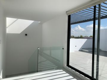 CASA CON 4 RECÁMARAS, 1 EN PLANTA BAJA EN LOMAS DE ANGELÓPOLIS