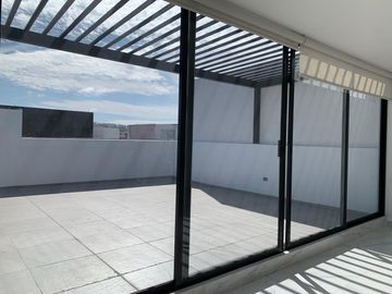 CASA CON 4 RECÁMARAS, 1 EN PLANTA BAJA EN LOMAS DE ANGELÓPOLIS