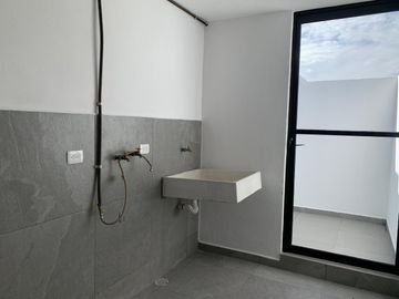 CASA CON 4 RECÁMARAS, 1 EN PLANTA BAJA EN LOMAS DE ANGELÓPOLIS