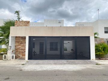 Casa de 5 habitaciones, con paneles solares, en Las Américas.