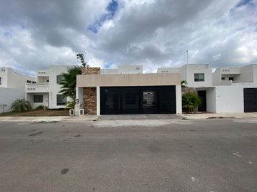 Casa de 5 habitaciones, con paneles solares, en Las Américas.