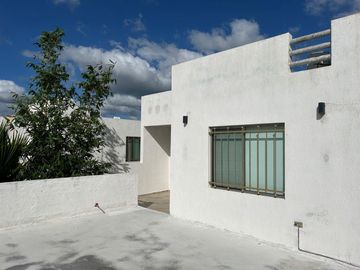 Casa de 5 habitaciones, con paneles solares, en Las Américas.