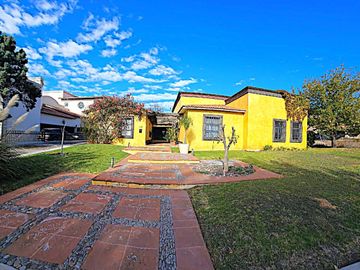 VIVE EL ENCANTO DEL ESTILO MEXICANO EN EL CAMPANARIO, AMPLIA RESIDENCIA, EN UNA SOLA PLANTA, GRAN JARDÍN, TERRRAZA