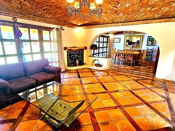 VIVE EL ENCANTO DEL ESTILO MEXICANO EN EL CAMPANARIO, AMPLIA RESIDENCIA, EN UNA SOLA PLANTA, GRAN JARDÍN, TERRRAZA