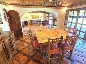 VIVE EL ENCANTO DEL ESTILO MEXICANO EN EL CAMPANARIO, AMPLIA RESIDENCIA, EN UNA SOLA PLANTA, GRAN JARDÍN, TERRRAZA