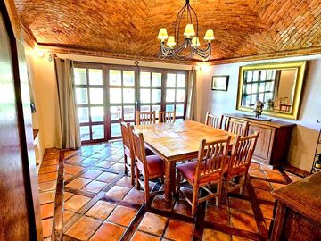 VIVE EL ENCANTO DEL ESTILO MEXICANO EN EL CAMPANARIO, AMPLIA RESIDENCIA, EN UNA SOLA PLANTA, GRAN JARDÍN, TERRRAZA