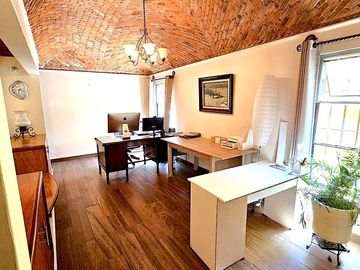 VIVE EL ENCANTO DEL ESTILO MEXICANO EN EL CAMPANARIO, AMPLIA RESIDENCIA, EN UNA SOLA PLANTA, GRAN JARDÍN, TERRRAZA