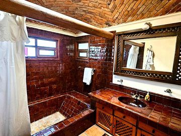 VIVE EL ENCANTO DEL ESTILO MEXICANO EN EL CAMPANARIO, AMPLIA RESIDENCIA, EN UNA SOLA PLANTA, GRAN JARDÍN, TERRRAZA