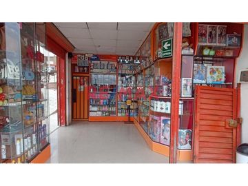 1126139 Casa Con Local Comercial Y 3 Departamentos En Esquina