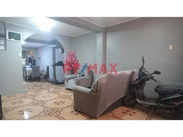 1126139 Casa Con Local Comercial Y 3 Departamentos En Esquina