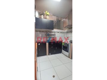 1126139 Casa Con Local Comercial Y 3 Departamentos En Esquina