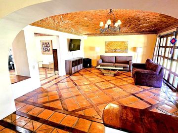 BÓVEDAS QUE INSPIRAN, ESPACIOS QUE ENAMORAN: RESIDENCIA DE UNA SOLA PLANTA CON GRAN JARDÍN Y TERRAZA EN EL CAMPANARIO