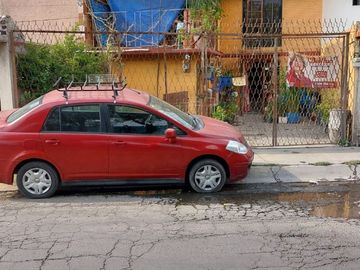 Vendo casa ubicada en avenida principal de 4 recamaras en Villa de las Flores
