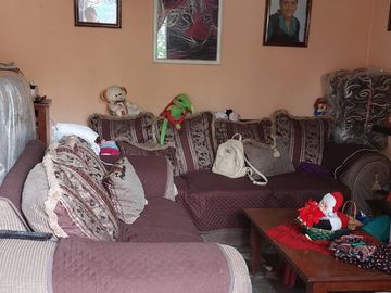 Vendo casa ubicada en avenida principal de 4 recamaras en Villa de las Flores