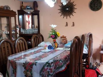 Vendo casa ubicada en avenida principal de 4 recamaras en Villa de las Flores