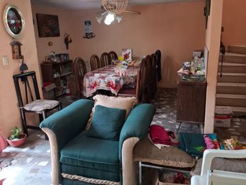 Vendo casa ubicada en avenida principal de 4 recamaras en Villa de las Flores